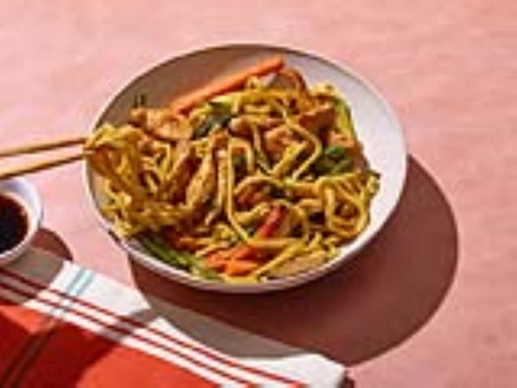 נודלס עוף וירקות